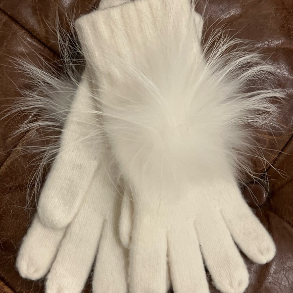 Linda Richards Accessories - Linda Richards genuine fur winter gloves